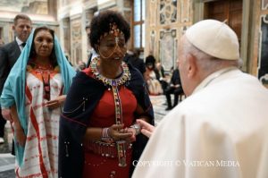 Le pape prend le temps de saluer les participants à la Rencontre sur les peuples autochtones © Vatican Media