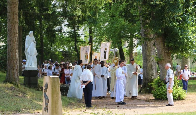 Procession dans le parc des Chapelains à Paray-le-Monial © Sanctuaire du Sacré- Cœur