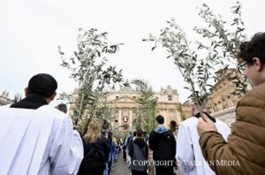 Procession des Rameaux place Saint-Pierre © Vatican Media