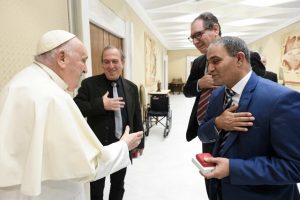 Le pape François a reçu Bassam Aramin et Rami Elhanan, deux hommes qui ont perdu leurs filles dans le conflit israélo-palestinien. © vatican.va