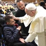 Le pape François bénit une personne handicapée © vatican media
