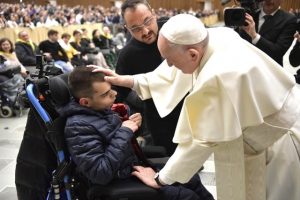 Le pape François bénit une personne handicapée © vatican media