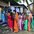 Des électeurs devant un bureau de vote durant les élections générales de 2019. On compte près de 950 millions d’électeurs éligibles cette année. © Anuwar Hazarika / CC BY-NC 4.0 DEED