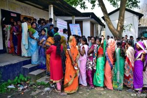 Des électeurs devant un bureau de vote durant les élections générales de 2019. On compte près de 950 millions d’électeurs éligibles cette année. © Anuwar Hazarika / CC BY-NC 4.0 DEED