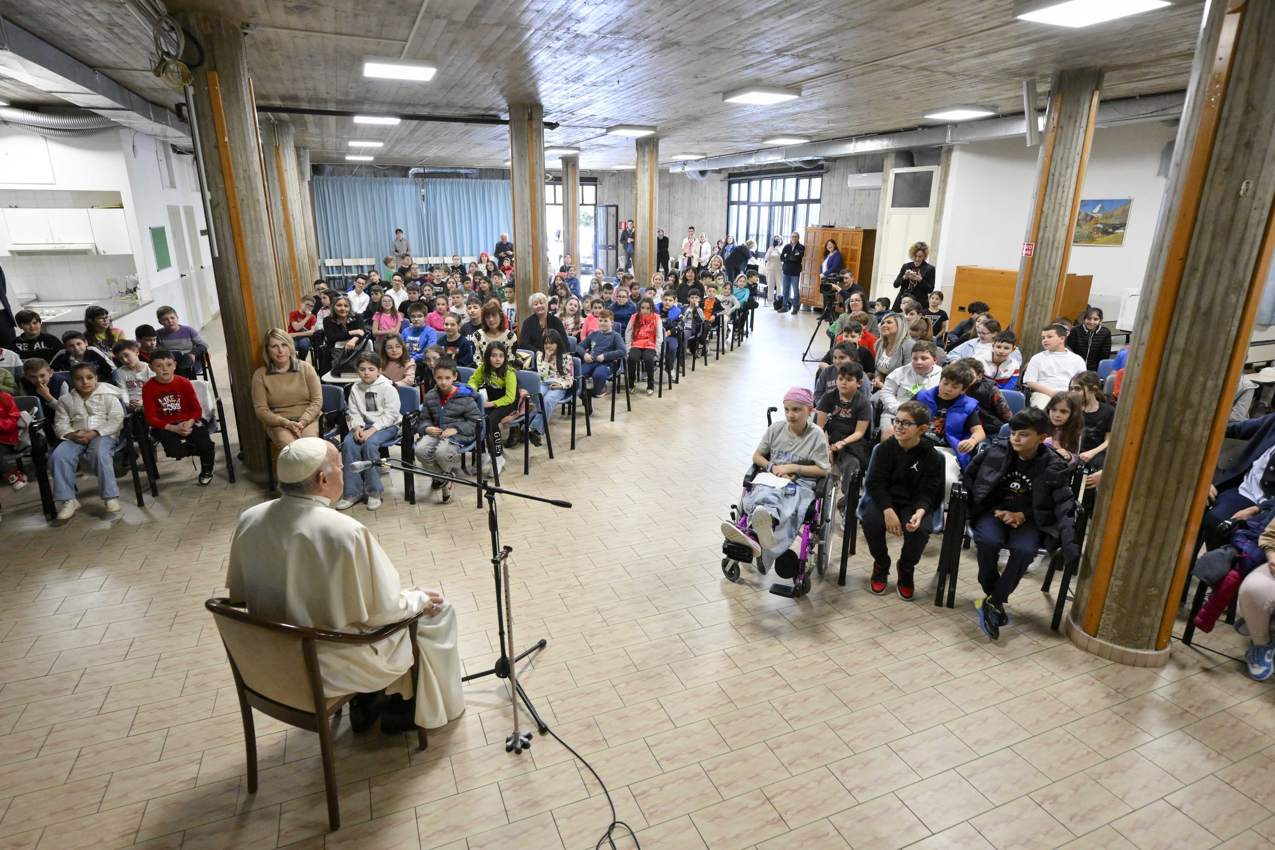 Le pape François avec les enfants de la paroisse Saint Jean-Marie Vianney