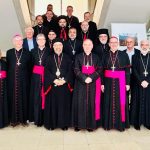 La délégation des évêques français autour du Patriarche copte d’Alexandrie Ibrahim Isaac Sidrak  © twitter.com/HdWoillemont