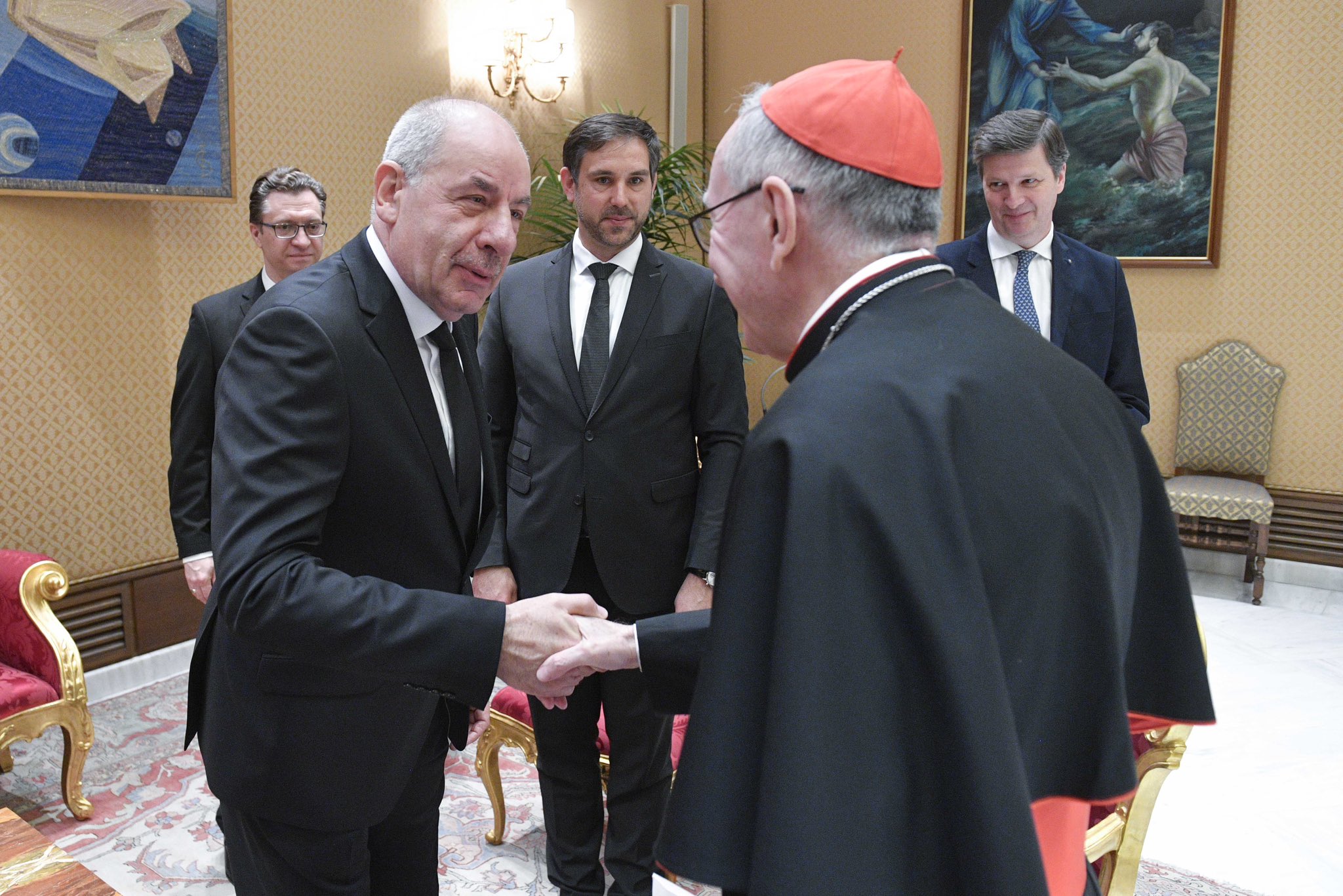 Tamás Sulyok, Président de la République de Hongrie avec le cardinal Parolin et Eduard Habsburg (à droite) © Vatican Media