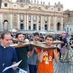 Jeunes devant Saint-Pierre (Rome)