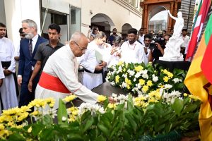 Le 21 avril 2024, le cardinal Malcolm Ranjith dépose une bougie afin d’honorer les victimes des attentats du dimanche de Pâques 2019, cinq ans après. © Archidiocèse de Colombo