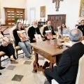 Le pape reçoit les parents des otages israéliens enlevés par le Hamas le 7 octobre 2024, au Vatican le 8 avril 2024 © Vatican Media