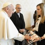 Le pape François touche une photo des enfants otages Ariel et Kfir Bibas alors qu'il rencontre Ashley Waxman Bakshi, à droite, et d'autres parents d'otages israéliens détenus par le Hamas dans la bande de Gaza, au Vatican, le 8 avril 2024