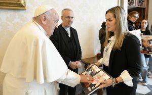 Le pape François touche une photo des enfants otages Ariel et Kfir Bibas alors qu'il rencontre Ashley Waxman Bakshi, à droite, et d'autres parents d'otages israéliens détenus par le Hamas dans la bande de Gaza, au Vatican, le 8 avril 2024