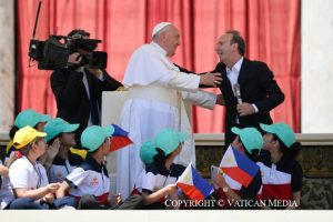 Après la messe du 26 mai 2024, l’acteur et cinéaste italien a fait un discours humoristique sur la place St Pierre © Vatican Media