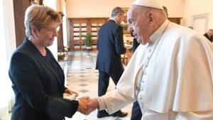 Viola Amherd, présidente de la Suisse, en audience avec le pape François le 4 mai 2024 © Vatican Media