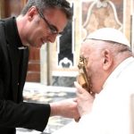 Le pape embrasse les reliques de sainte Marguerite-Marie Alacoque, présentées par le père Etienne Kern le 4 mai 2024. © Vatican Media