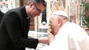 Le pape embrasse les reliques de sainte Marguerite-Marie Alacoque, présentées par le père Etienne Kern le 4 mai 2024. © Vatican Media