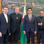 De gauche à droite : le P. Hugues de Woillemont, Mgr Éric de Moulins-Beaufort, le président de la République malgache Andry Rajoelina , Mgr Marie-Fabien Raharilamboniaina © eglise.catholique.fr