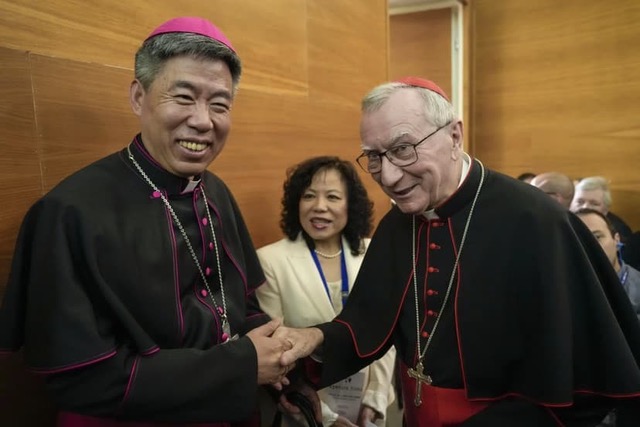 L'évêque de Shanghai, Joeseph Shen Bin, à gauche, serre la main du secrétaire d'État du Vatican, le cardinal Pietro Parolin, lors de la conférence internationale pour célébrer les  100 ans du Concilium Sinese © Cruxnow.com