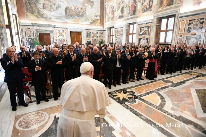 The public takes place in the Salle Clémentine du Palais Apostolique.  © Vatican Media