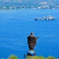 La statue du Cristo Rei (Christ-Roi), 27 m de haut, au-dessus du port de Dili, la capitale du Timor oriental. © U.S. Air Force / Tony Tolley (CC BY-SA 2.0 DEED )