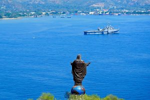 La statue du Cristo Rei (Christ-Roi), 27 m de haut, au-dessus du port de Dili, la capitale du Timor oriental. © U.S. Air Force / Tony Tolley (CC BY-SA 2.0 DEED )