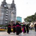 Mgr Paul Gallagher, secrétaire du Saint-Siège pour les Relations avec les États, devant la cathédrale de Saïgon lors de sa visite au Vietnam en avril. © giaophanthaibinh.net