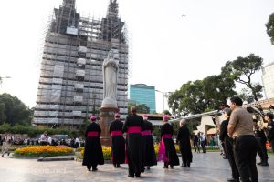 Mgr Paul Gallagher, secrétaire du Saint-Siège pour les Relations avec les États, devant la cathédrale de Saïgon lors de sa visite au Vietnam en avril. © giaophanthaibinh.net