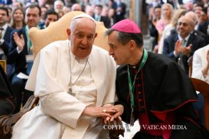 Représentant ecclésiastique pour la France, monseigneur Antoine de Romanet, évêque aux Armées Françaises, salue le pape © Vatican Media