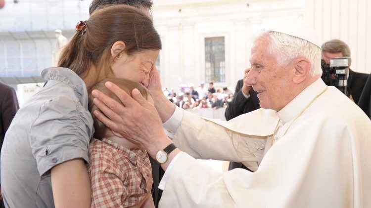 Un mois et demi avant sa mort, Chiara, son mari et son fils Francesco avaient pu rencontrer le Pape Benoît XVI © secretariat.synod.va