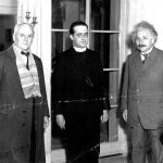 L’abbé Georges Lemaître au centre, Robert Millikan (à gauche) et Albert Einstein (à droite), janvier 1933 © Domaine public