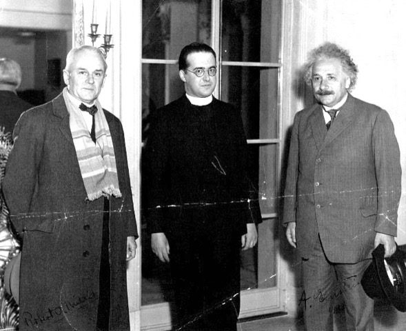 L’abbé Georges Lemaître au centre, Robert Millikan (à gauche) et Albert Einstein (à droite), janvier 1933 © Domaine public