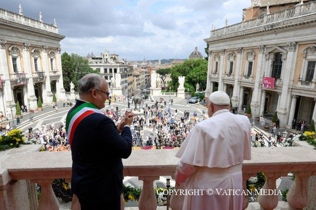 À la fin de la visite, le pape a salué les romains rassemblés sur la place du Capitole © Vatican Media