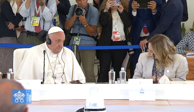 Le pape a donné un discours sur l’intelligence artificielle, aux côtés de Giorgia Meloni, présidente du Conseil des ministres de la République italienne © Vatican Media