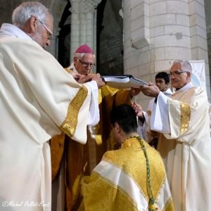 Imposition de l’évangéliaire lors de la messe d’ordination de Mgr Drouot © Michel Pellat-Finet