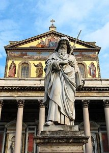 St Paul, devant la basilique st Paul hors-les-murs © wikipedia.org