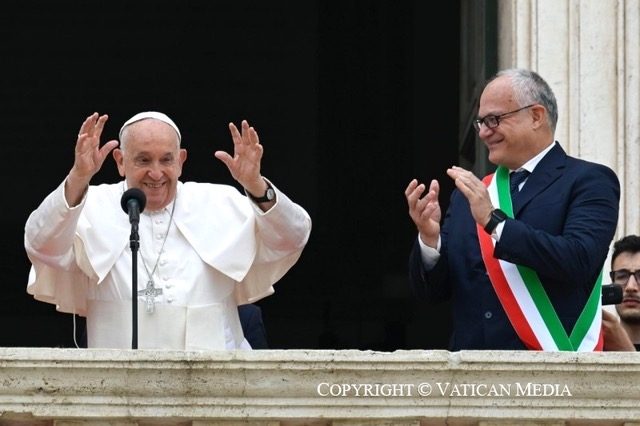 Le pape François au Capitole avec le maire de Rome, Roberto Gualtieri, lundi 10 juin 2024 © Vatican Media