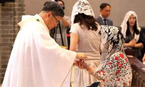 L'archevêque Peter Chung Soon-taick de Séoul distribue la communion lors de la messe à la cathédrale de Myeongdong, le 24 juin 2024 © aos.catholic.or.kr