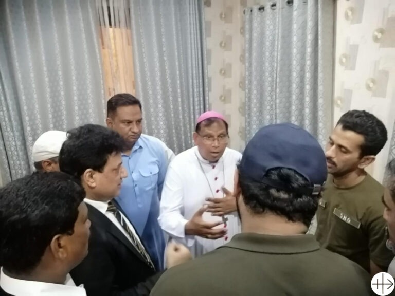 L’Archevêque Joseph Arshad et le Sénateur chrétien Tahir Khalil Sindu visitent le commissariat de Sargodha © AED