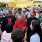 Le 12 juin 2024 à Bagdad, toute la communauté locale s’est rassemblée autour du cardinal Sako, entouré de Mgr Basilius Yaldo et Mgr Shlemon Warduni © Fides.org/abouna.org