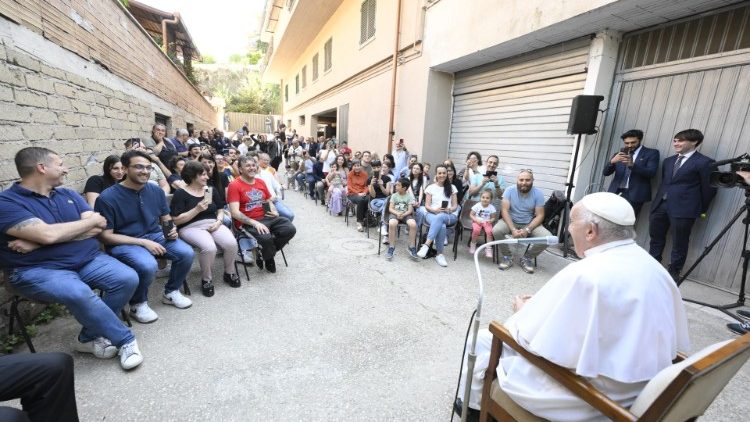 Le pape François se rend à un immeuble de Rome pour prier et répondre aux questions des résidents,  6 juin 2024 © Vatican Media