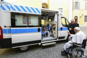 Le pape François donne une troisième ambulance à un hôpital d’Ukraine, 24 juin 2024 © Dicastère du service de la charité, Aumônerie apostolique