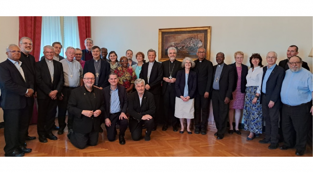 Un groupe de théologiens (femmes et hommes, évêques, prêtres, consacrés et laïcs) de différents continents a travaillé sur les 107 rapports des conférences épiscopales