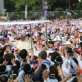 Le 16 août 2014 à Séoul, Corée du Sud, le pape François salue les pèlerins coréens avant la messe de béatification des 124 Martyrs de Corée. © Catholic News Agency