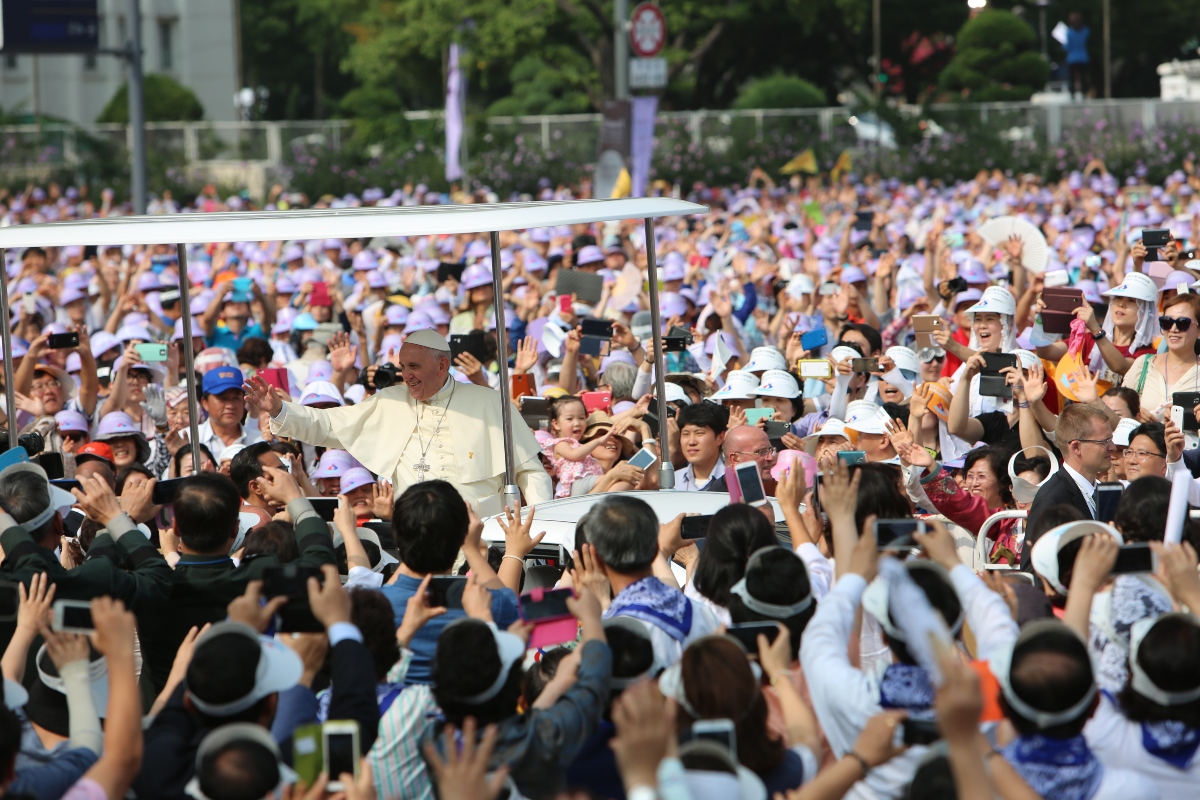 Le 16 août 2014 à Séoul, Corée du Sud, le pape François salue les pèlerins coréens avant la messe de béatification des 124 Martyrs de Corée. © Catholic News Agency