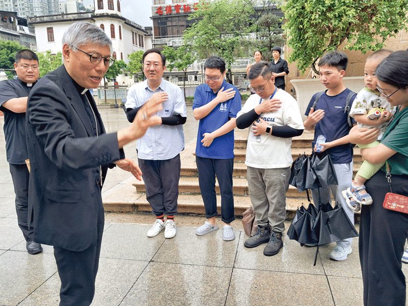 Le cardinal Stephen Chow, évêque de Hong-Kong, bénit des catholiques chinois devant la cathédrale de Guangzhou, le 23 avril durant un voyage dans le sud de la Chine. © Diocèse de Hong-Kong