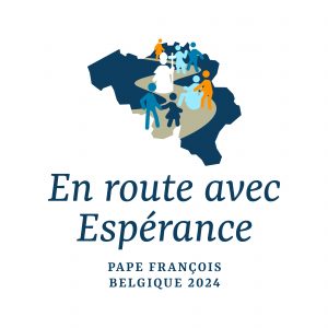 Le pape François chemine au milieu des fidèles de tous âges et de toutes origines. Le logo illustre ce cheminement avec, en toile de fond, la carte de la Belgique.