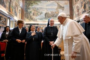 Les religieuses et religieux réunis lors de leur rencontre avec le Saint-Père le 15 juillet 2024 © Vatican Media