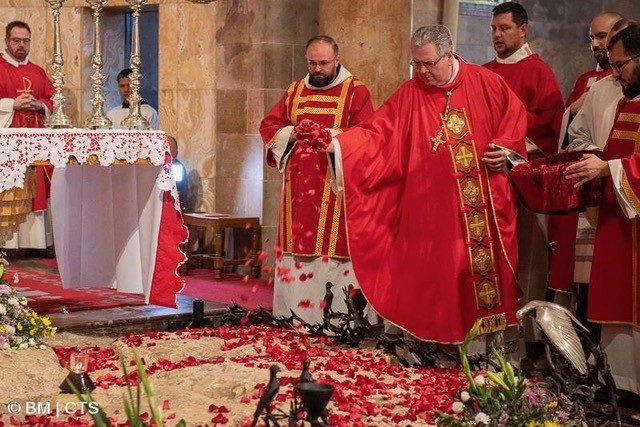 Le custode de Terre sainte, le P. Francesco Patton, a dispersé sur le rocher de Gethsemani des pétales de roses rouges, telles des gouttes de sang © Facebook.com/custodiaTS