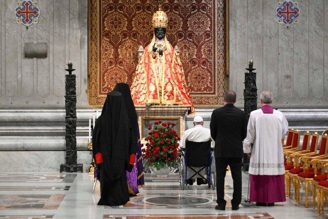 La statue en Bronze de St Pierre a été revêtue d’une chape et d’une tiare pour l’occasion © facebook.com/vaticannews.fr