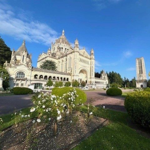 La basilique de Lisieux a été consacrée le 11 juillet 1954 © therese-de-lisieux.catholique.fr